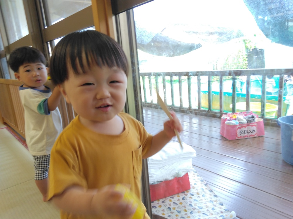 部屋で遊ぶ子ども1