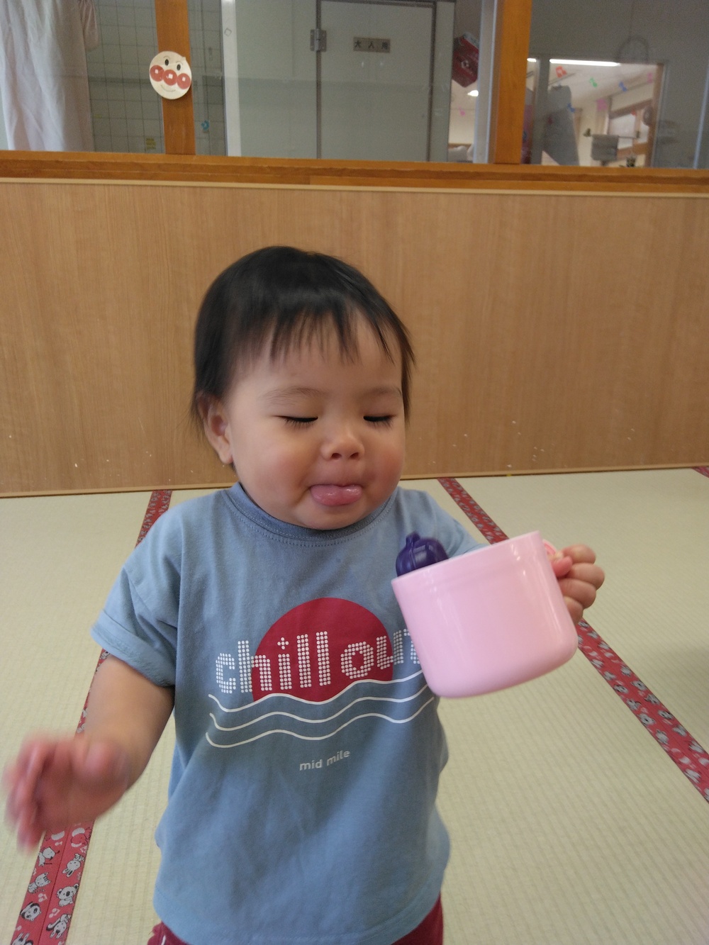 部屋で遊ぶ子ども3