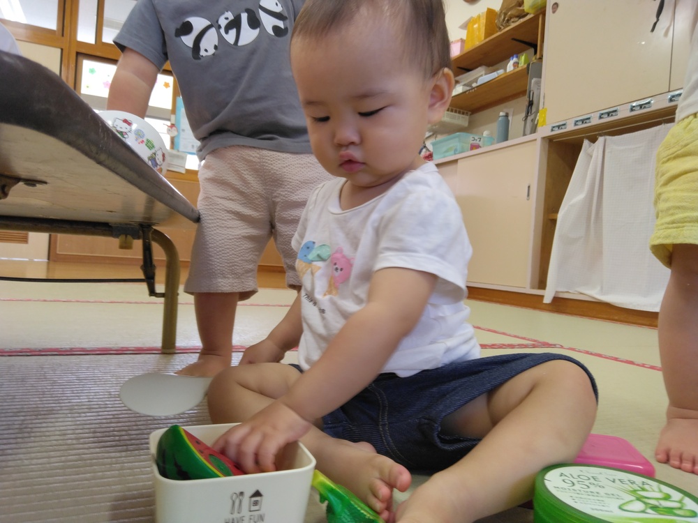 部屋で遊ぶ子ども4