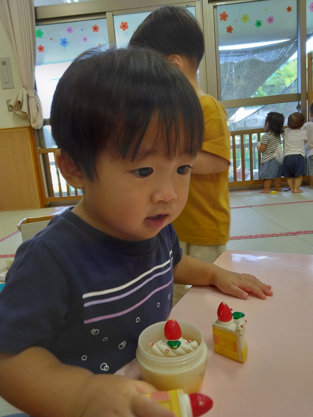 おままごとをする子ども (1)