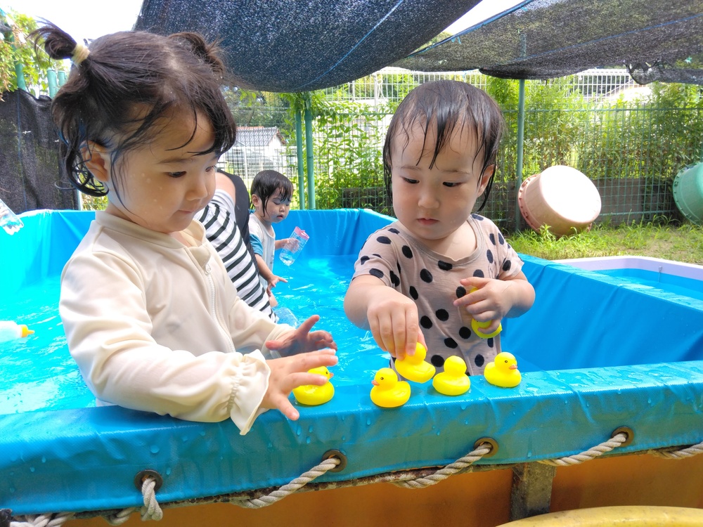 プール遊びをする子ども (1)
