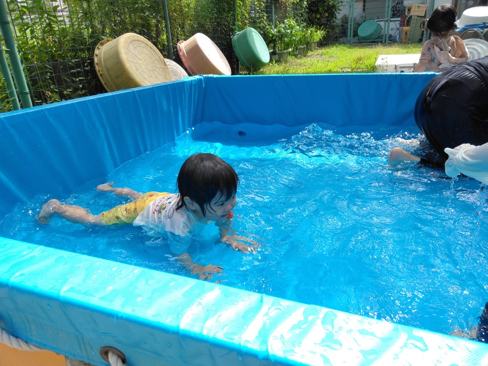 プール遊びをする子ども (3)