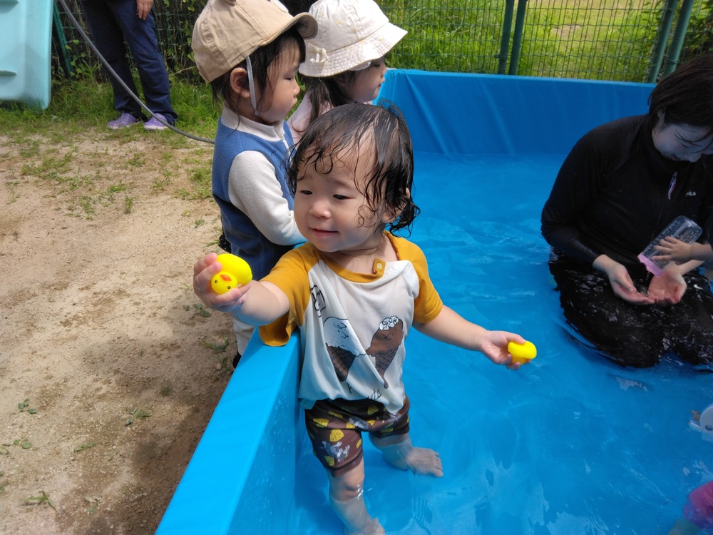 プール遊びをする子ども (4)