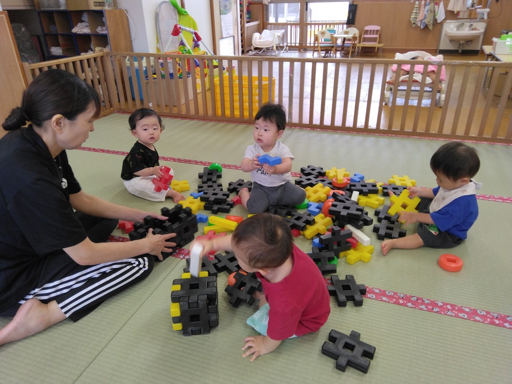 ブロックで遊ぶ様子