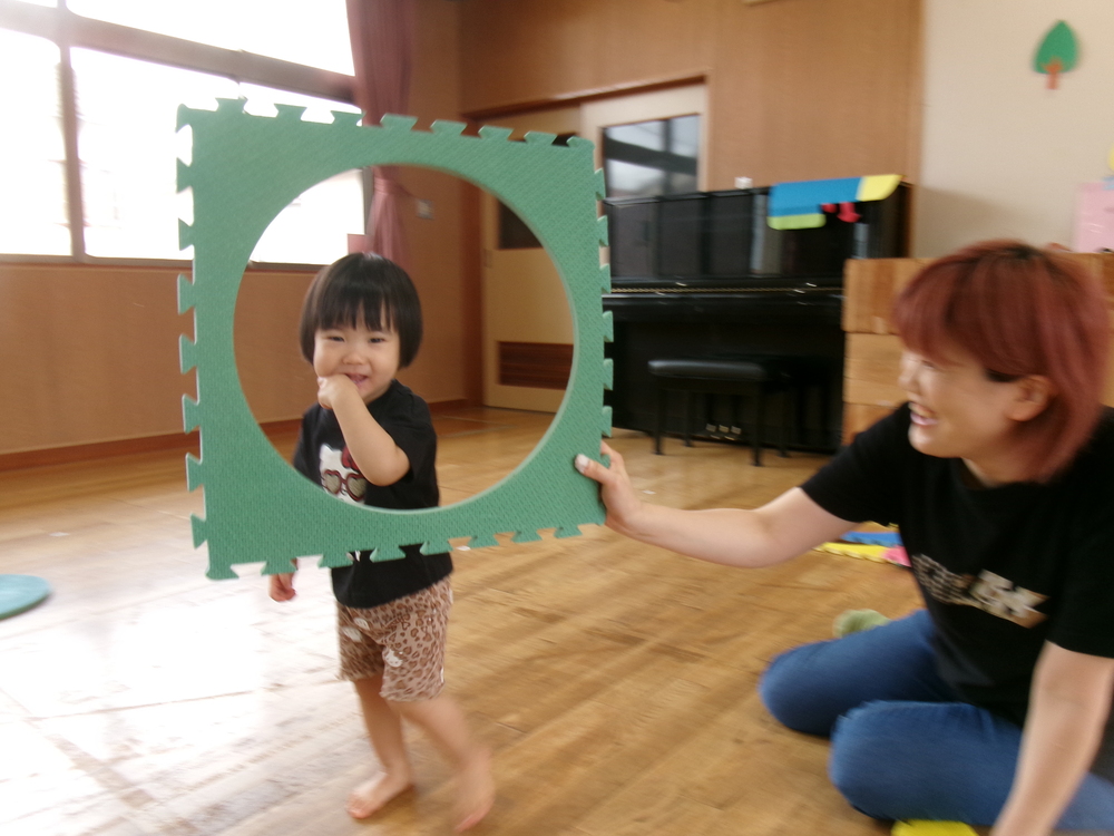 遊戯室で遊ぶ様子