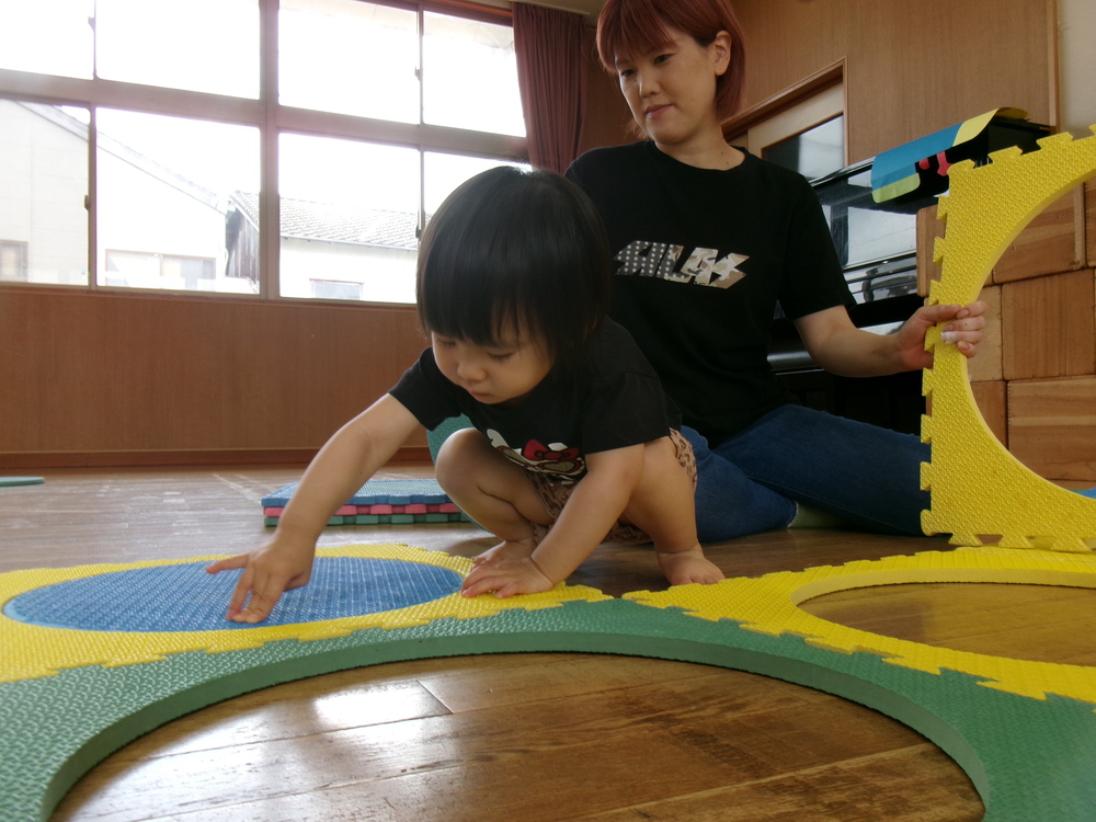 遊戯室で遊ぶ様子