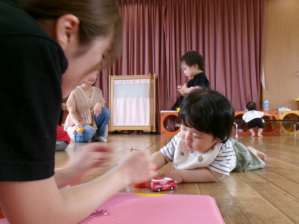 遊戯室で遊ぶ様子