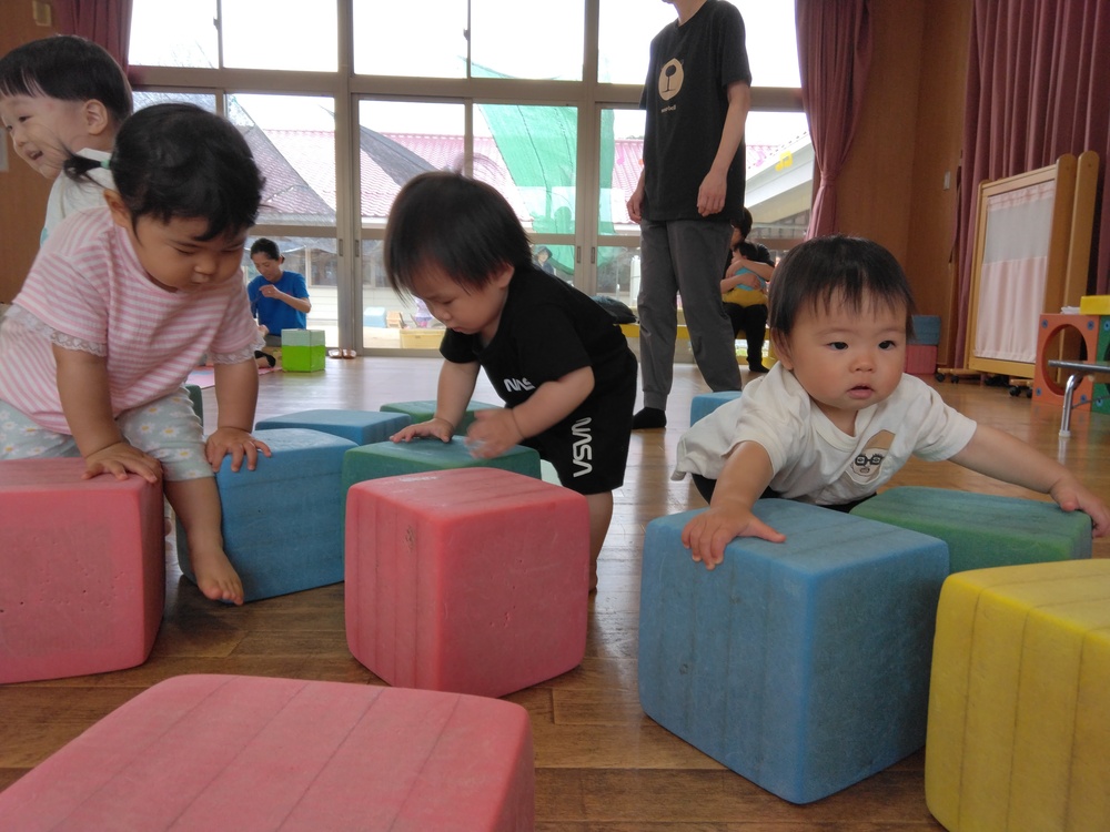 遊戯室で遊ぶ様子⑴