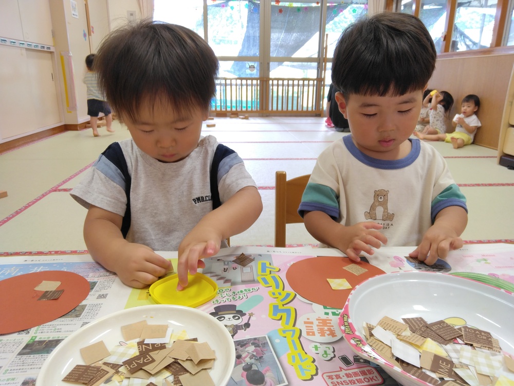 製作をする子ども (1)