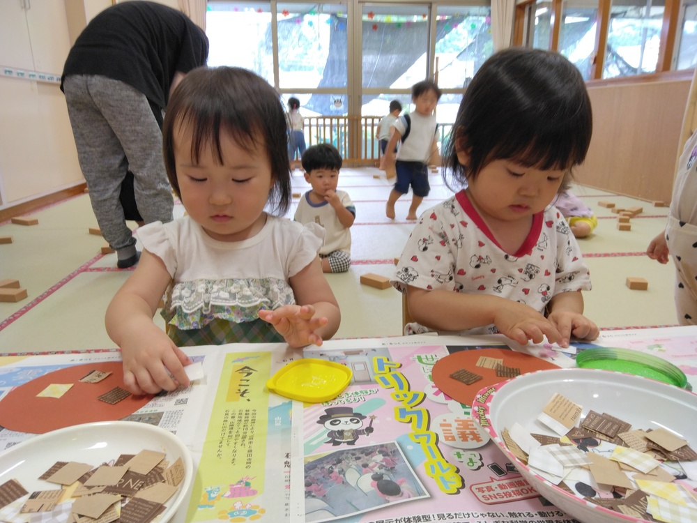 製作をする子ども (3)