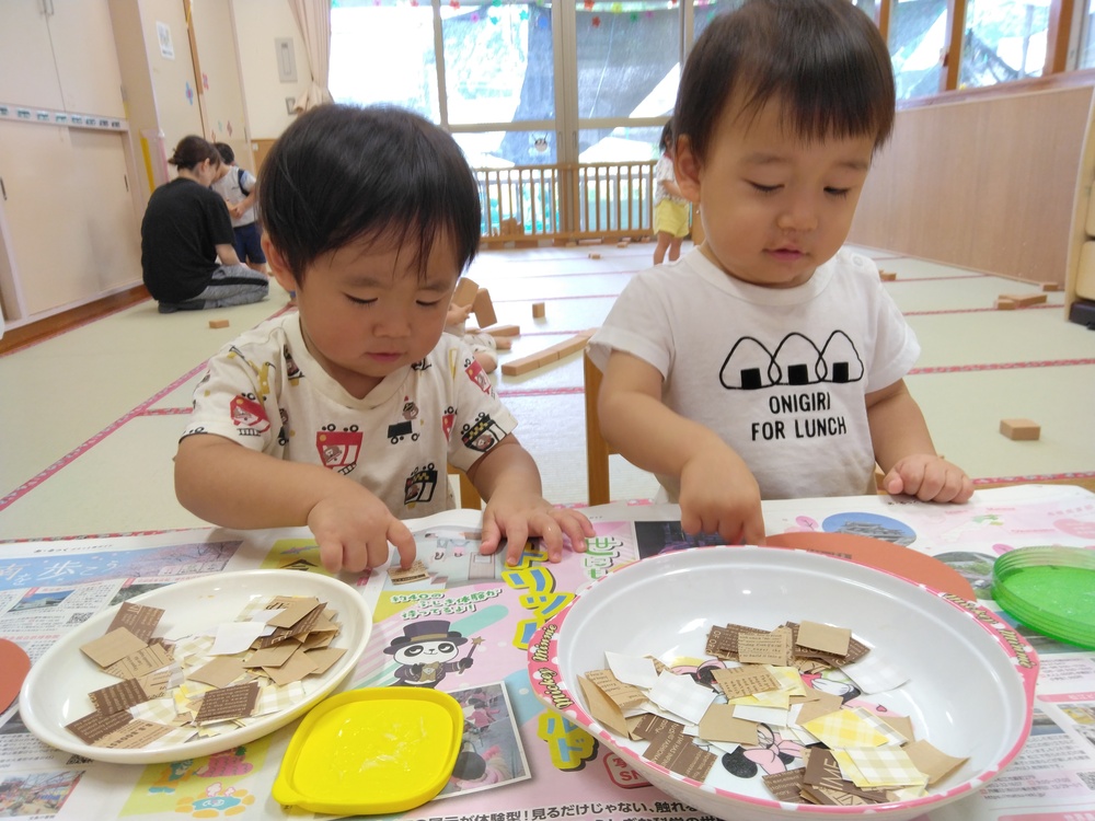 製作をする子ども (4)