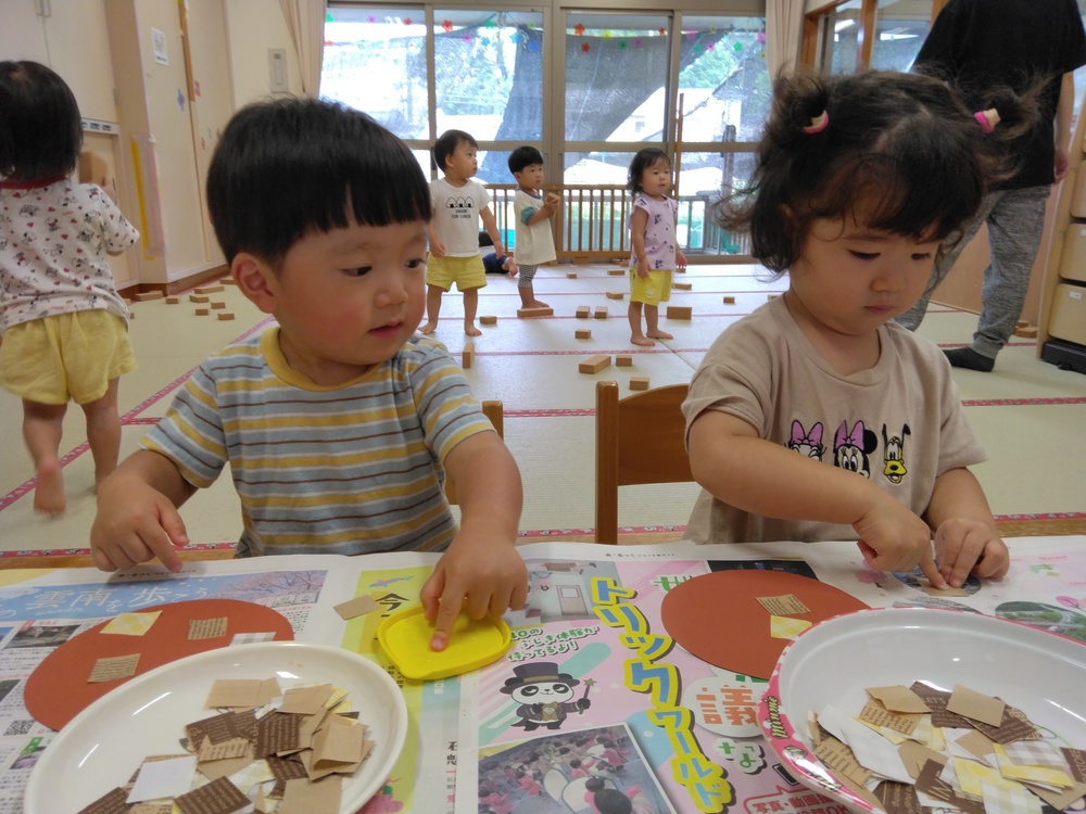 製作をする子ども (5)