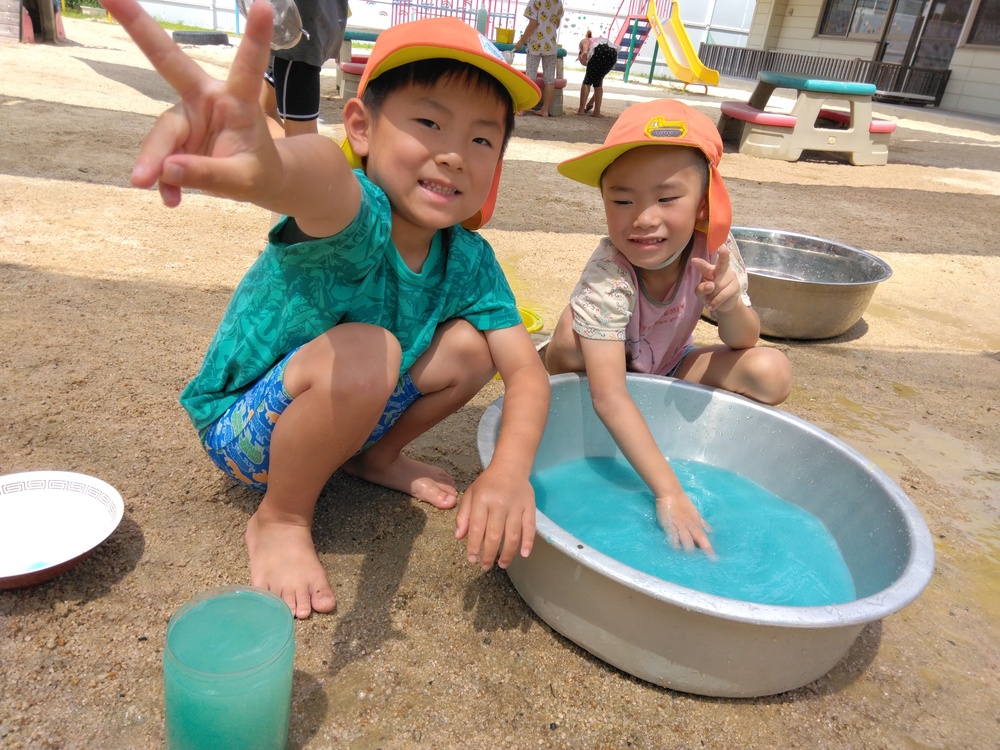 色水遊びの様子1