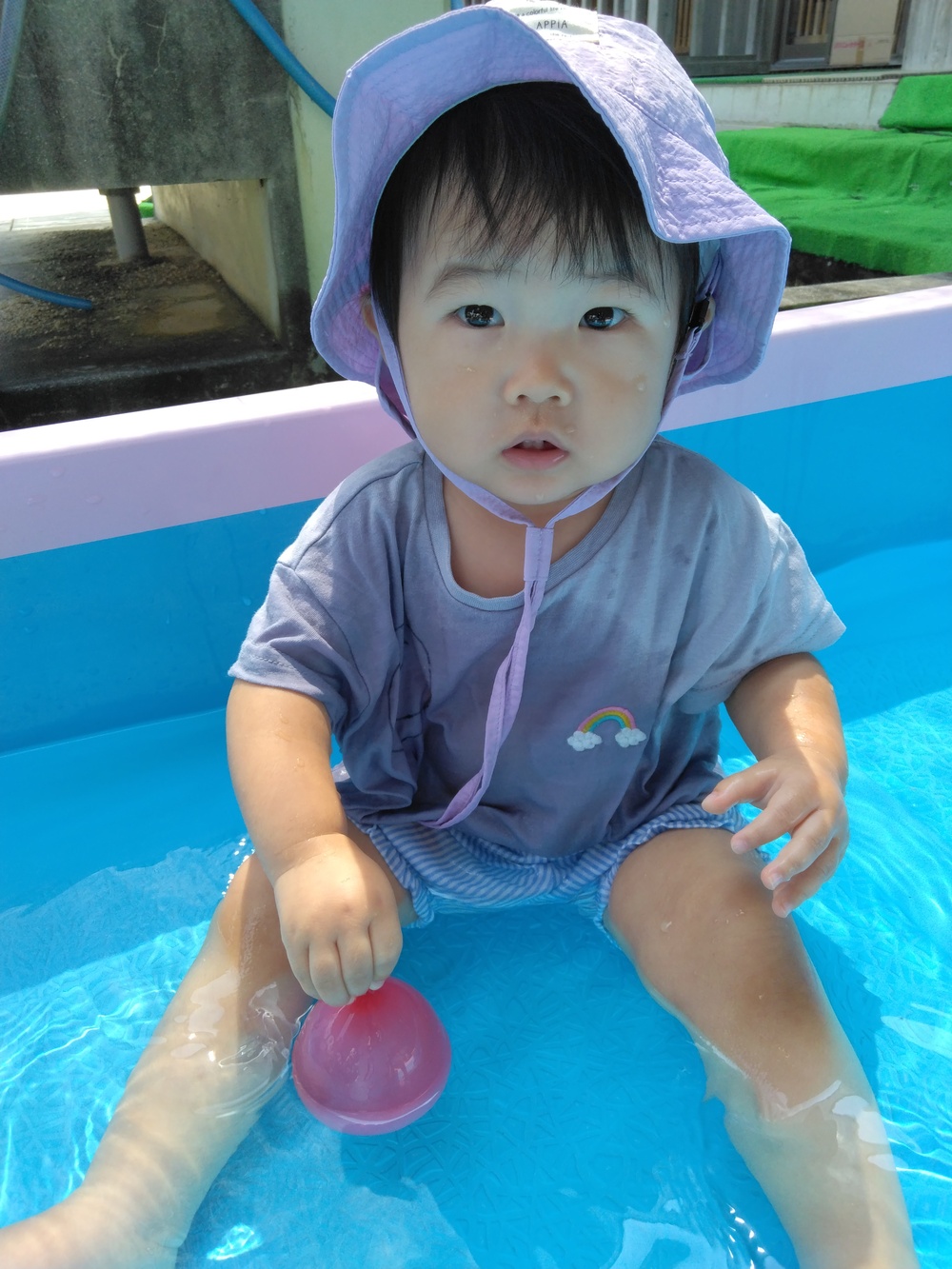 プールで遊ぶ子ども