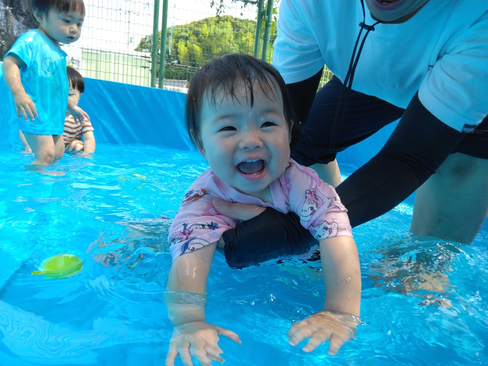 プールを楽しむ子ども (2)