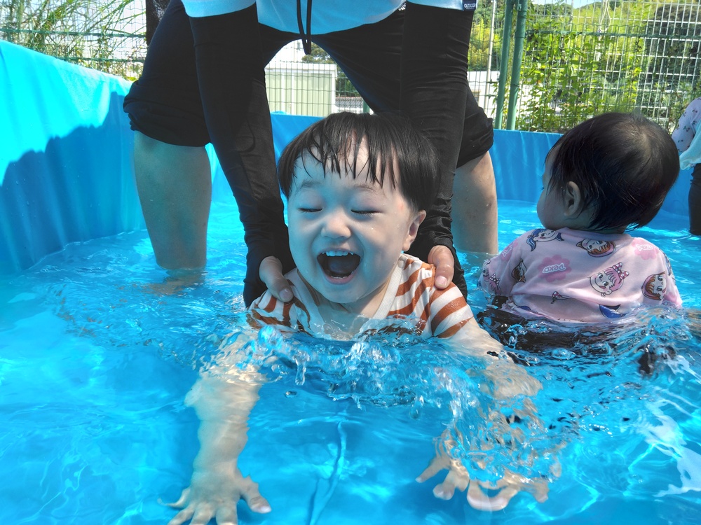 プールを楽しむ子ども (3)
