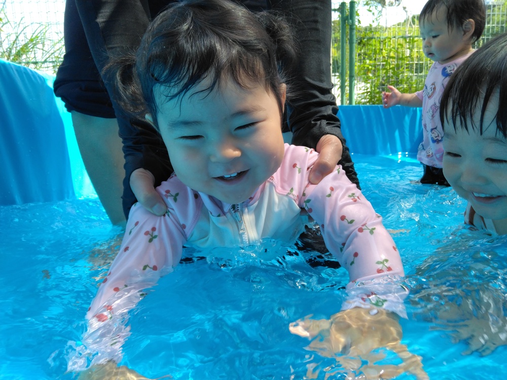 プールを楽しむ子ども (4)