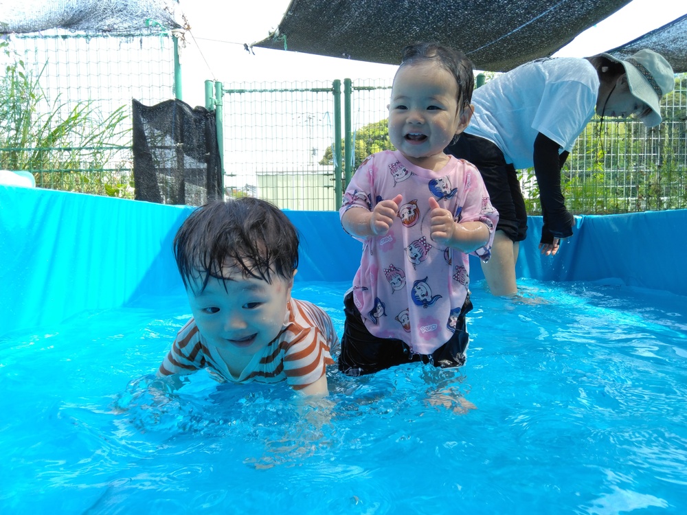 プールを楽しむ子ども (5)