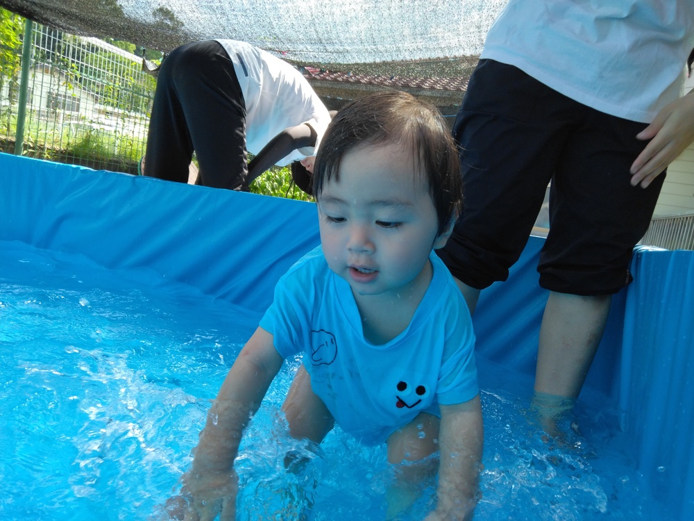 プールを楽しむ子ども (6)