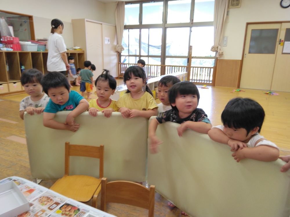 製作の準備を眺めている