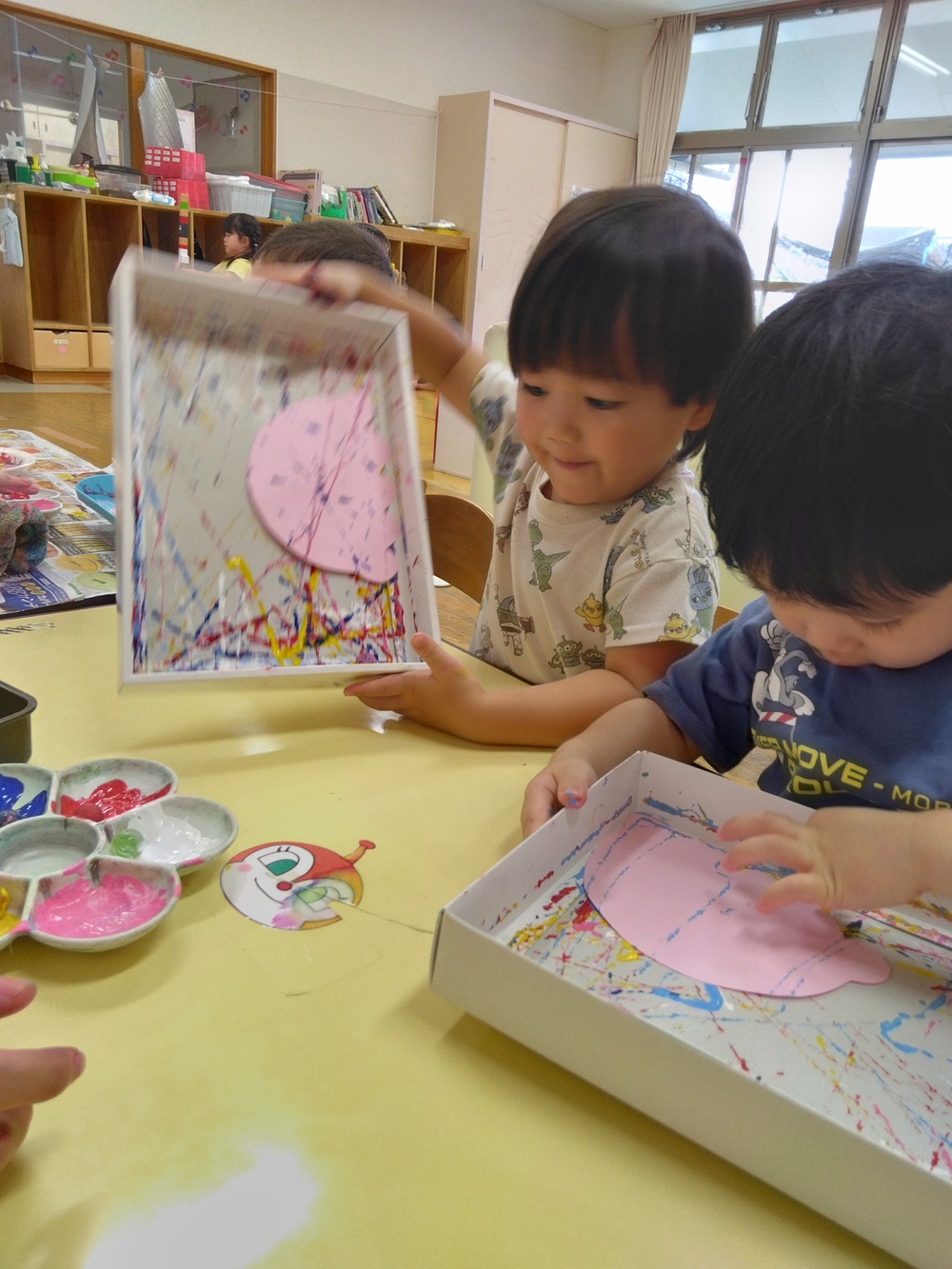 ビー玉の製作をしている