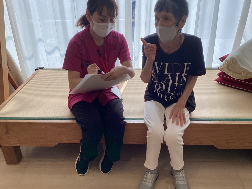 お話を伺っている様子
