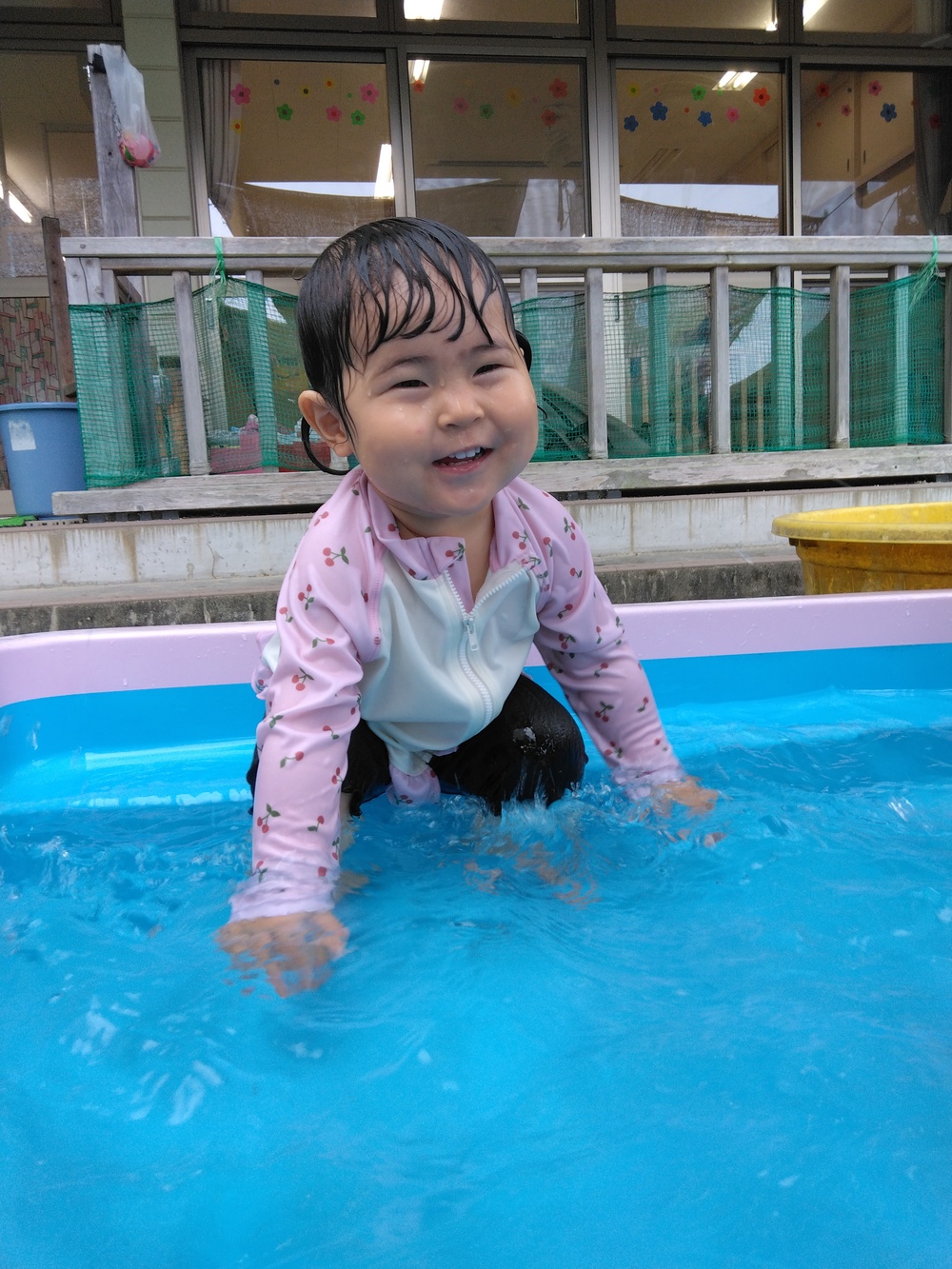 プールを楽しむ子ども⑶