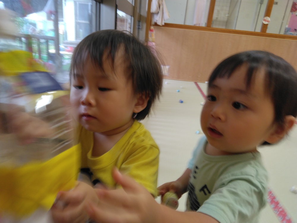 ポットン落としで遊ぶ子ども⑴