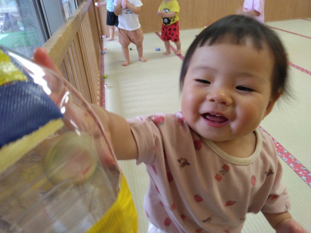ポットン落としで遊ぶ子ども⑵