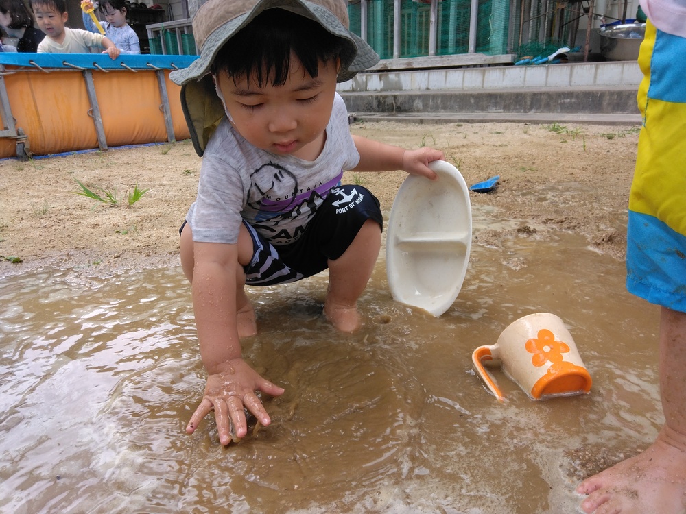 どろんこ遊びをする子ども (1)