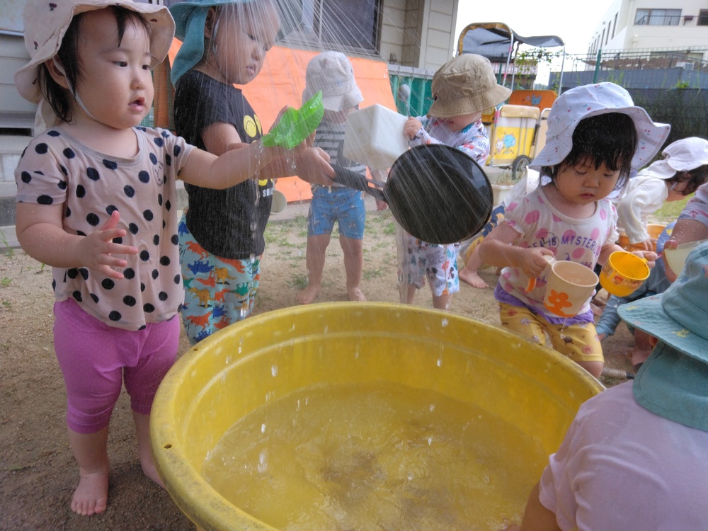 どろんこ遊びをする子ども (2)