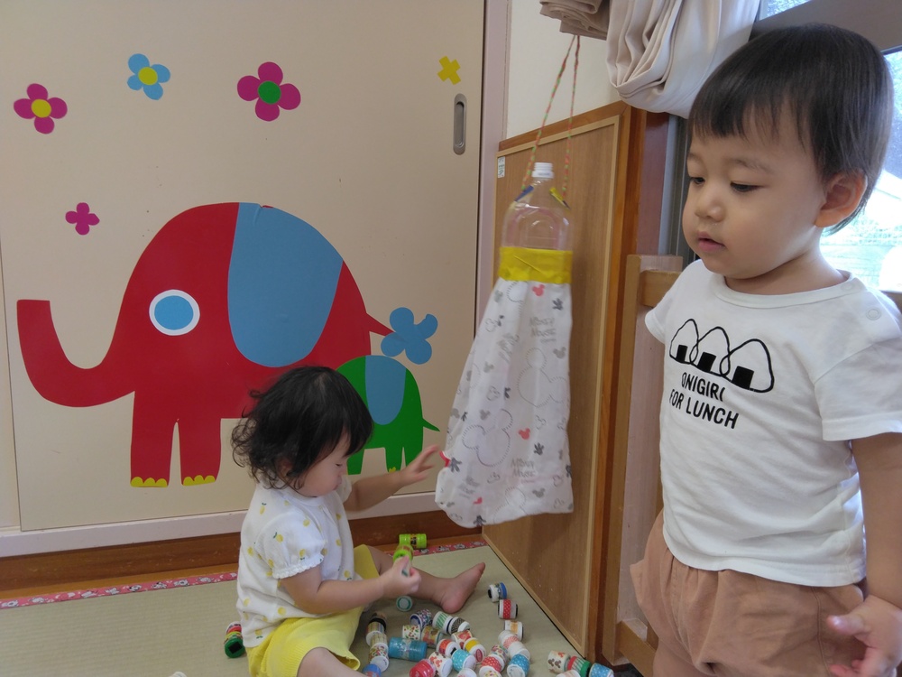 部屋で遊ぶ子ども (1)