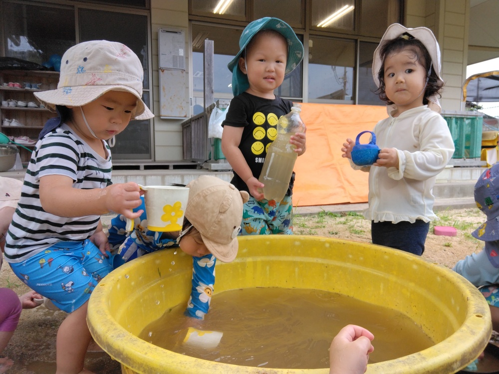 どろんこ遊びをする子ども (3)