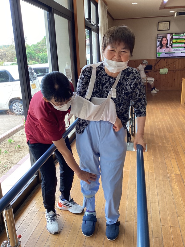 平行棒で歩いています
