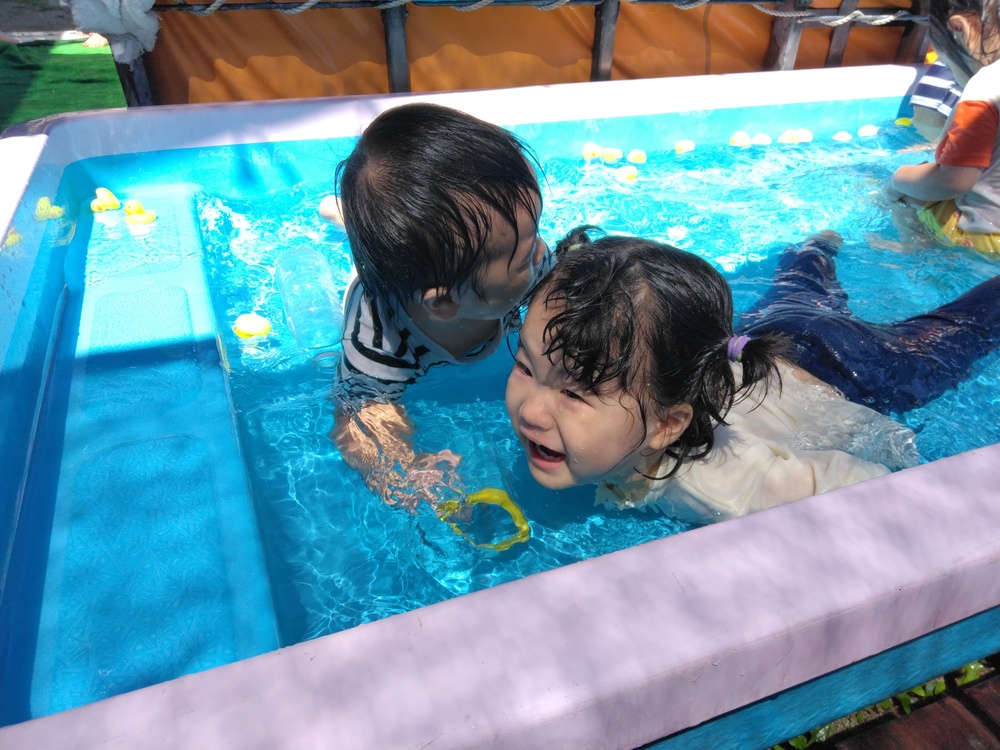 プール遊びの様子 (4)