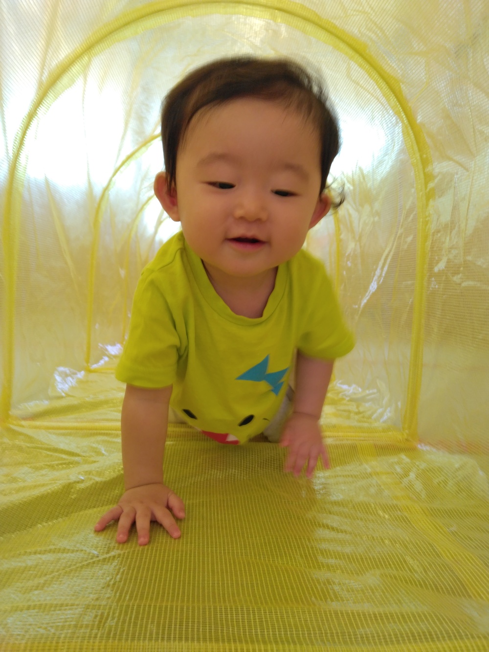 室内遊びを楽しむ子ども (2)
