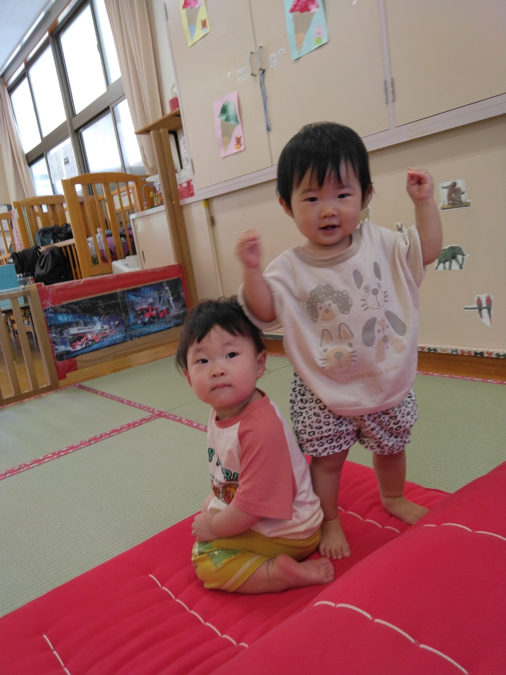室内遊びを楽しむ子ども (3)
