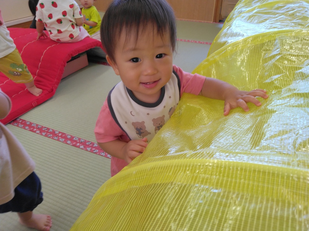 室内遊びを楽しむ子ども (4)