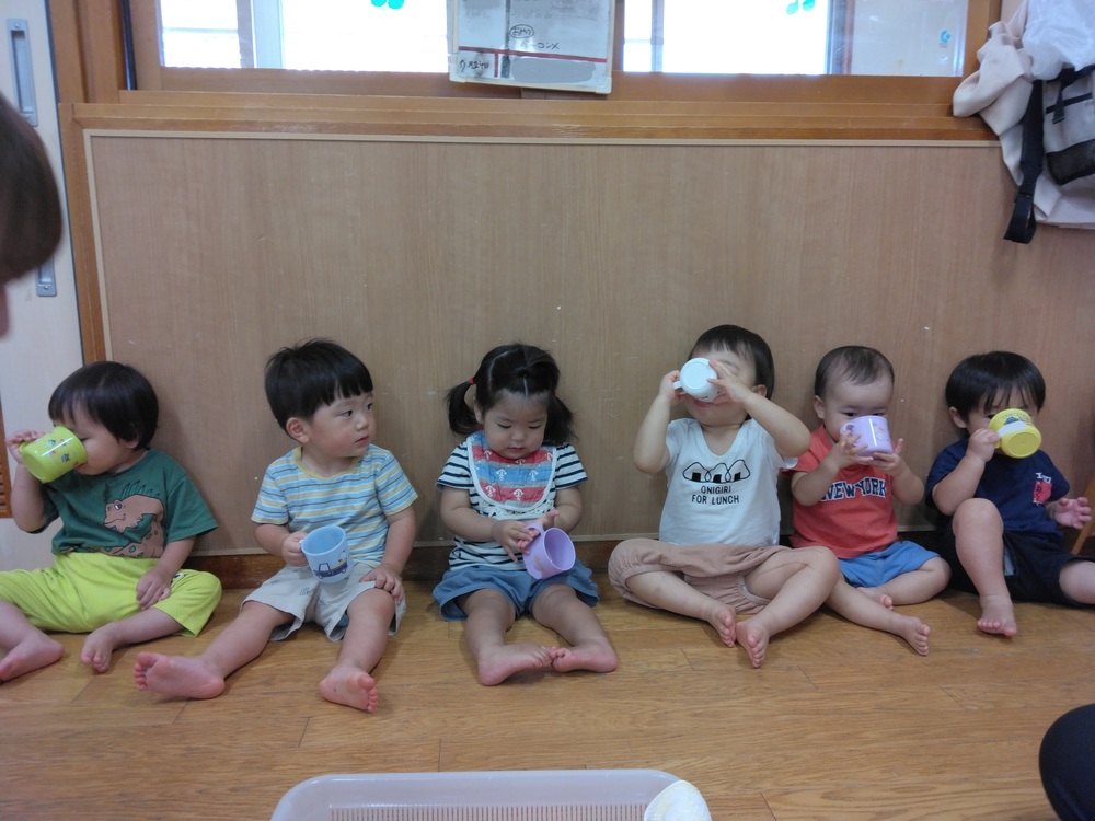 お茶を飲んでいる様子