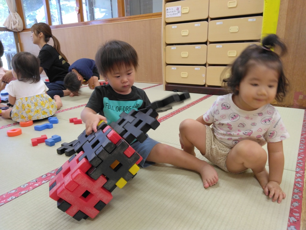 井形ブロックで遊んでいるの様子 (4)