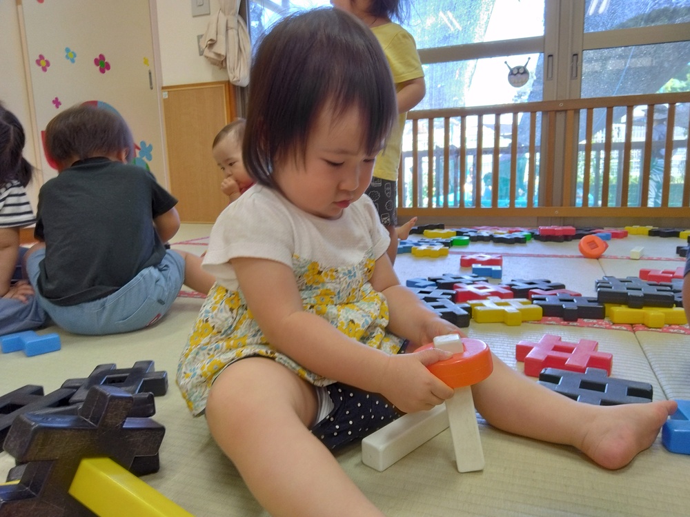 井形ブロックで遊んでいる様子 (2)