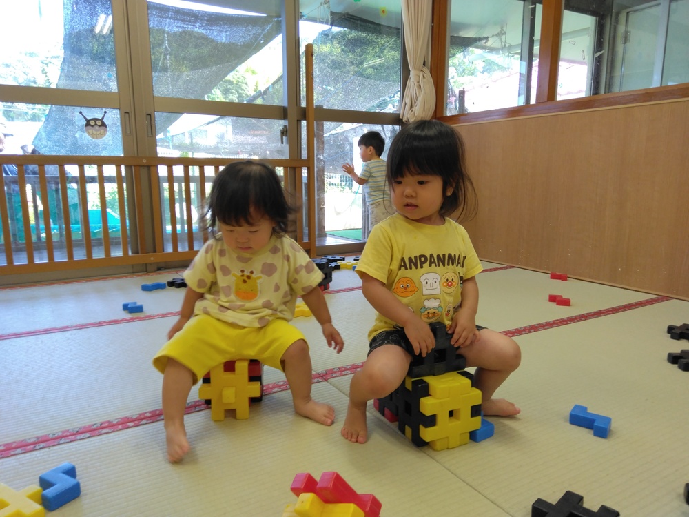 井形ブロックで遊んでいる様子 (4)