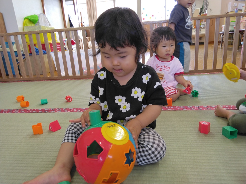 型はめで遊ぶ様子
