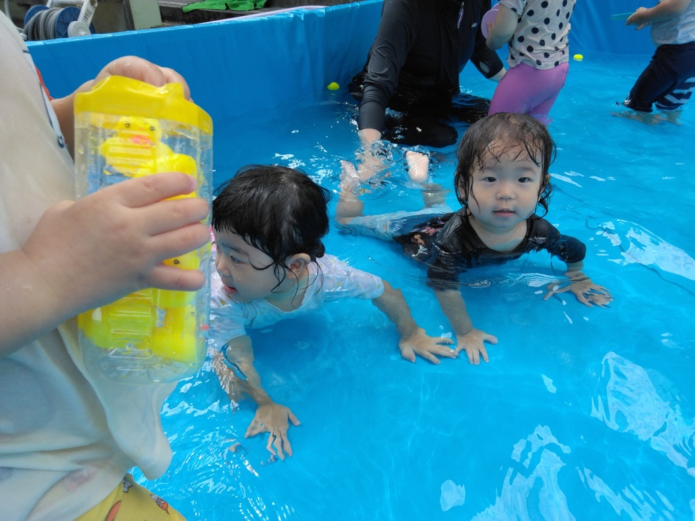 プール遊びをする子ども (1)