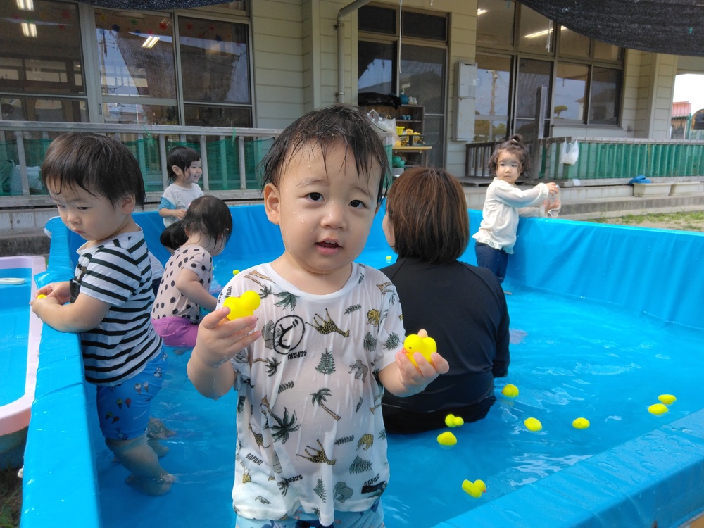 プール遊びをする子ども (3)