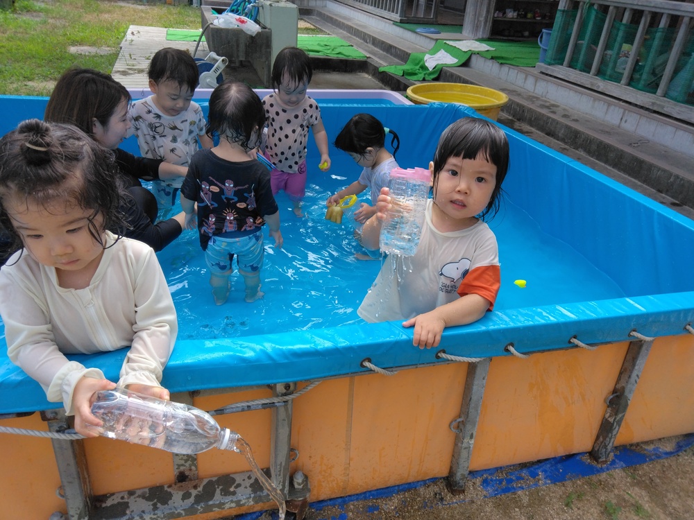 プール遊びをする子ども (4)