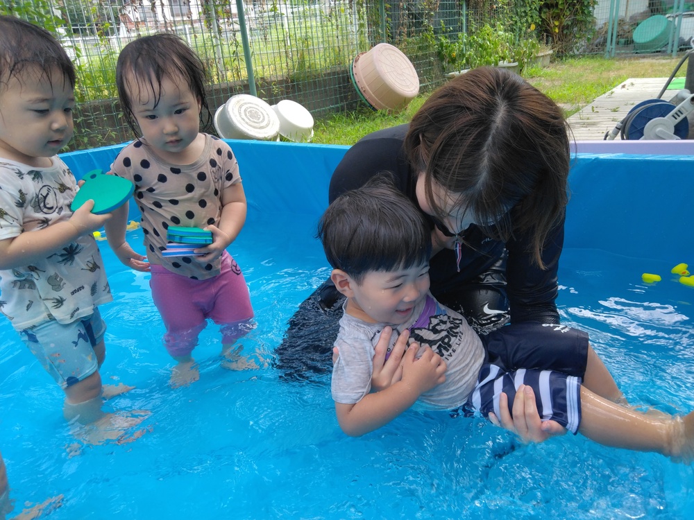 プール遊びをする子ども (5)