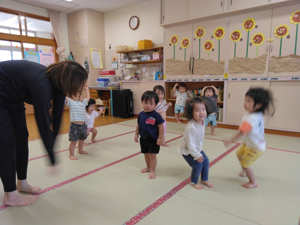 体操をする子ども