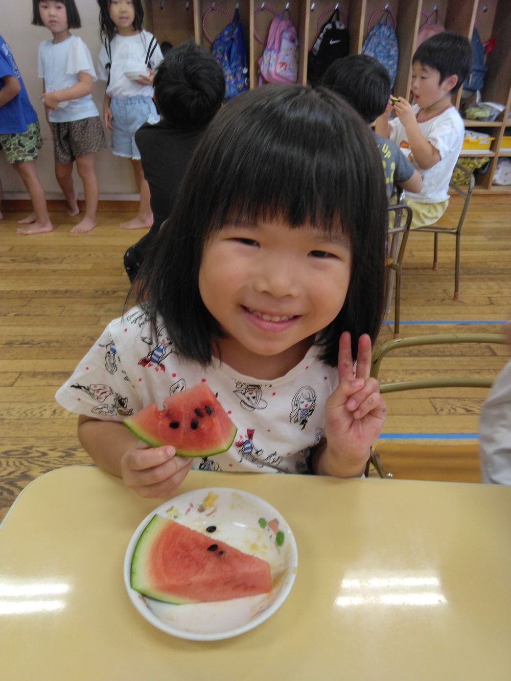 スイカを食べる様子1