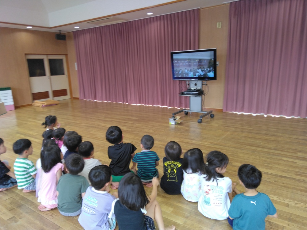 夏祭りのビデオを見る様子1